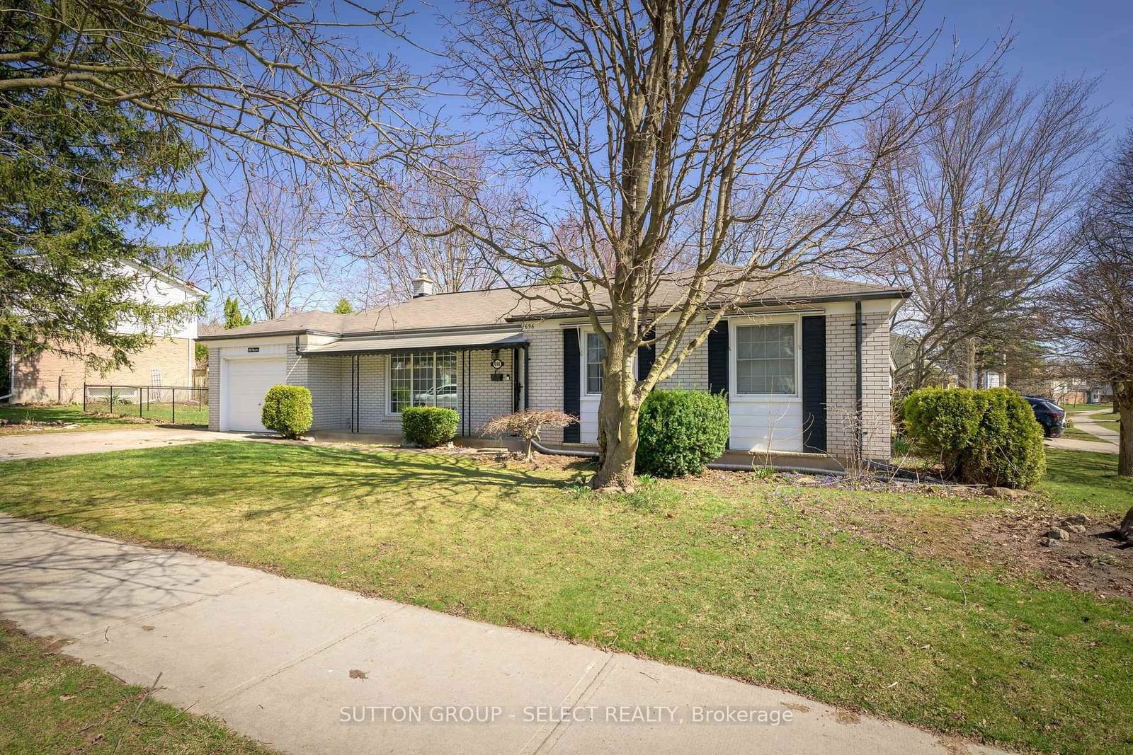 Detached House sold at 696 Village Green Avenue, London South, South M, N6K 1H1 - MLS: X12065391