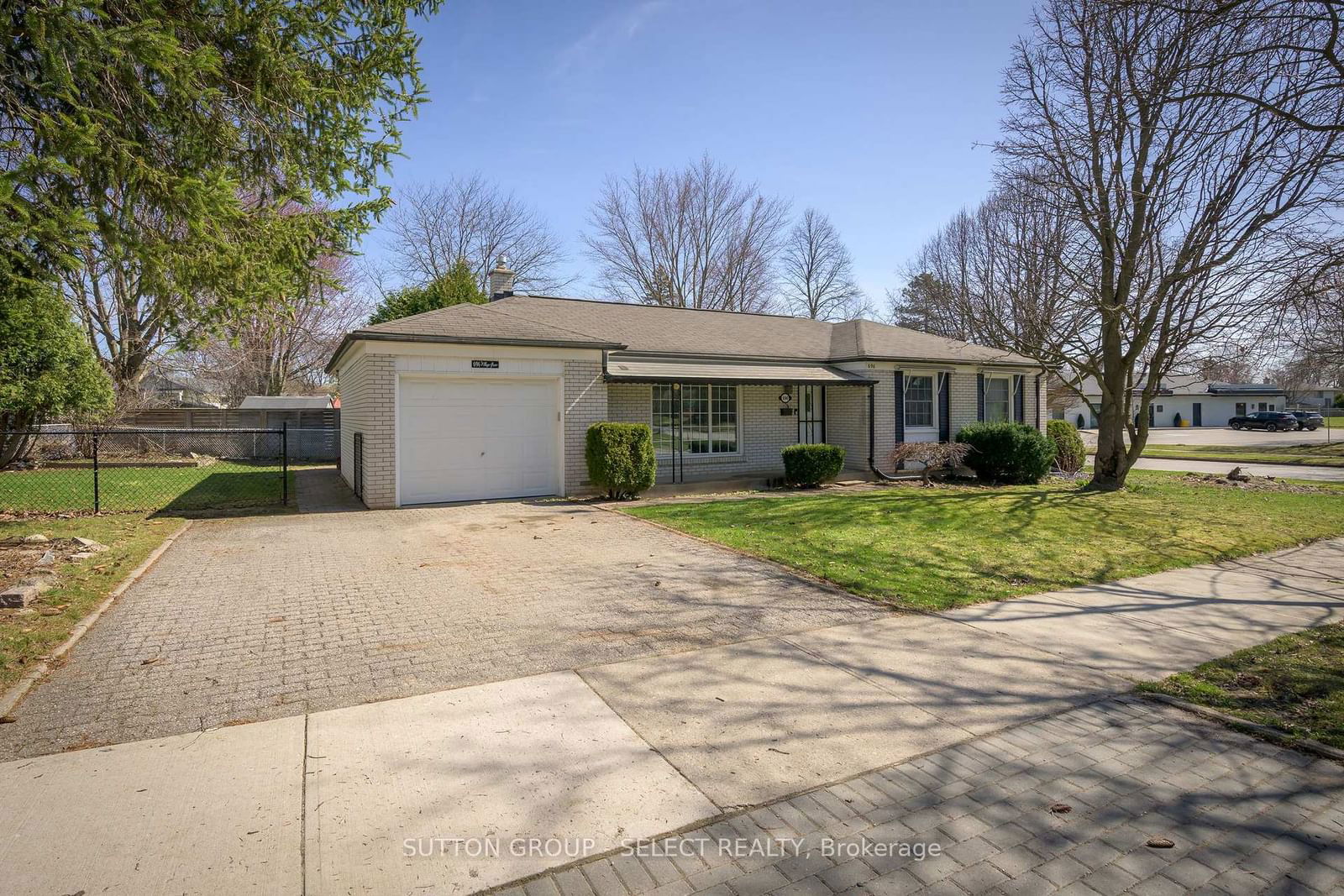 Detached House sold at 696 Village Green Avenue, London South, South M, N6K 1H1 - MLS: X12065391