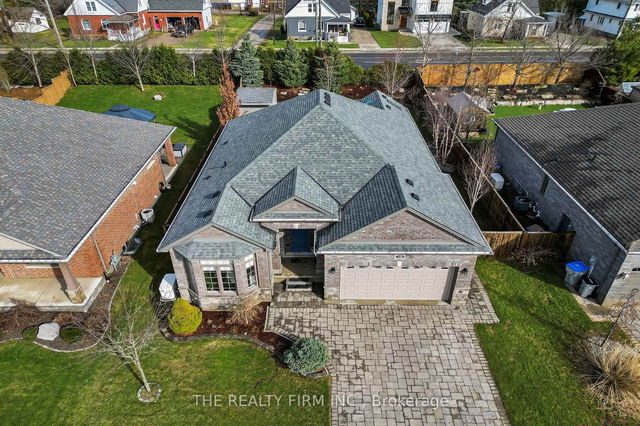 15 Mayapple Crescent