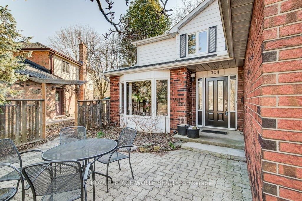 Detached House for sale at 304 Faraday Court, Waterloo, N2L 6A6 - MLS: X12069758