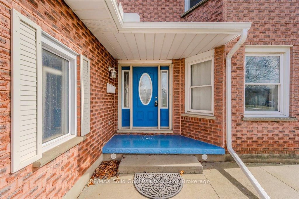 Detached House for sale at 483 Cooper Street, Cambridge, N3C 3Z5 - MLS: X12070668