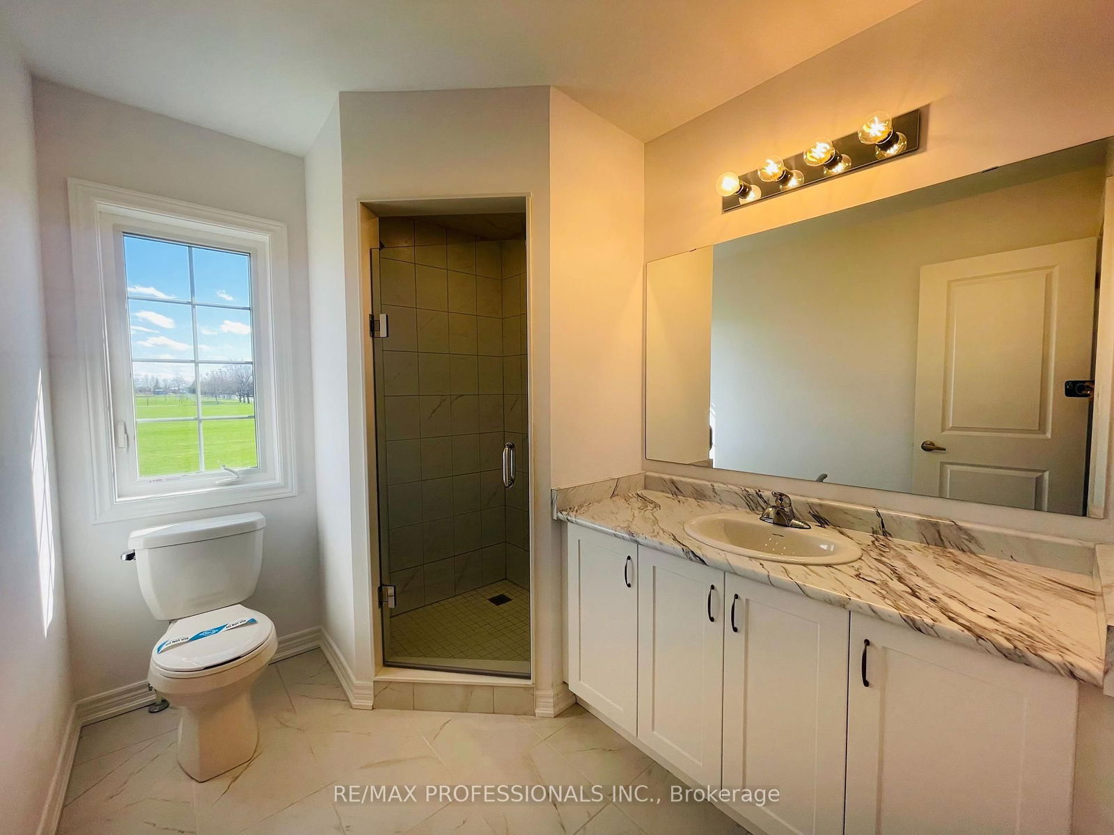 Townhouse leased at 26 Jellicoe Court, Hamilton, Hill Park, L9A 4T1 - MLS: X12070799
