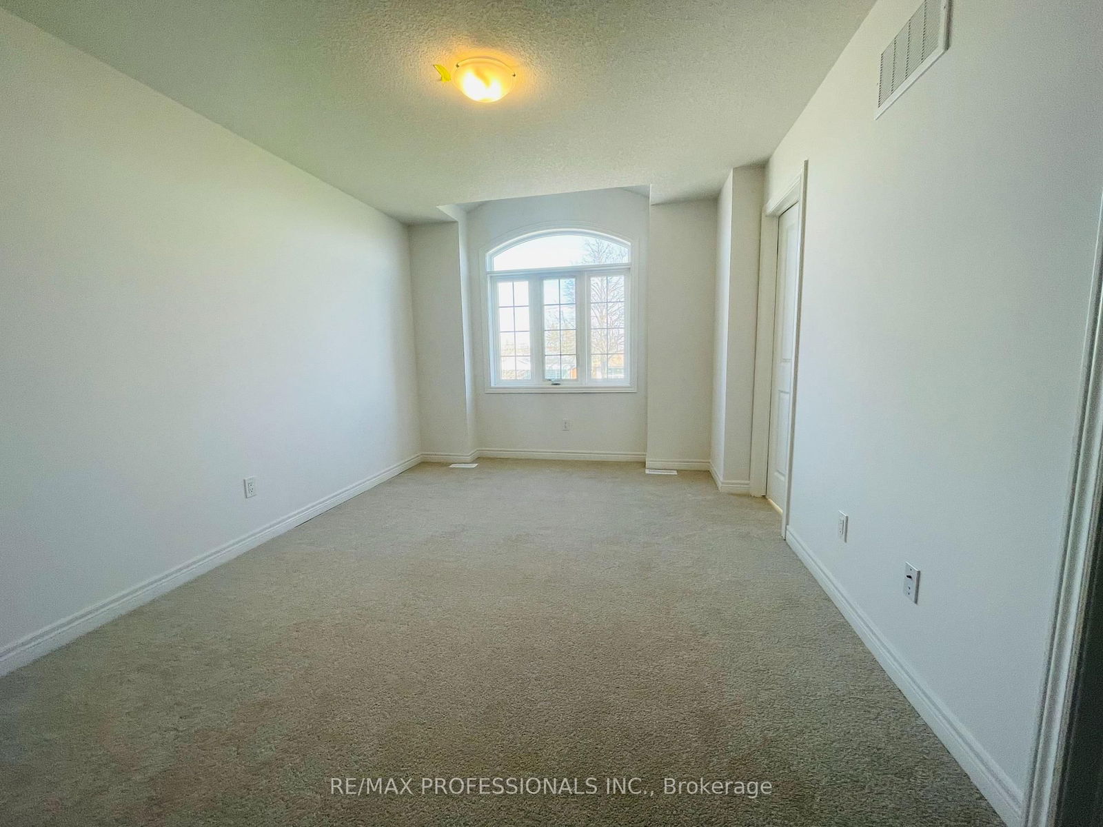 Townhouse leased at 26 Jellicoe Court, Hamilton, Hill Park, L9A 4T1 - MLS: X12070799