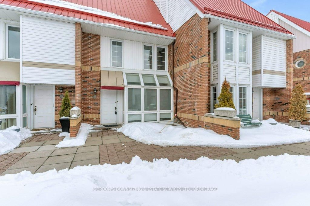 Townhouse sold at 32-1 Place D'armes N/A, Kingston, East of Sir John A. Blvd, K7K 6R9 - MLS: X12071335