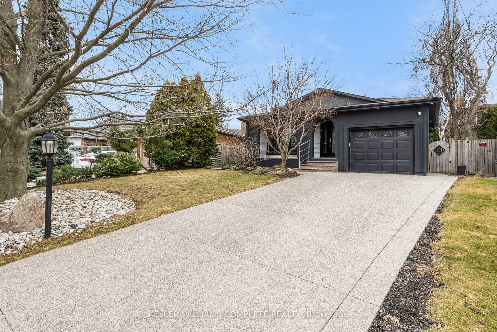 Detached House for sale at 19 Minstrel Court, Hamilton, Mountview, L9C 5T3 - MLS: X12071760