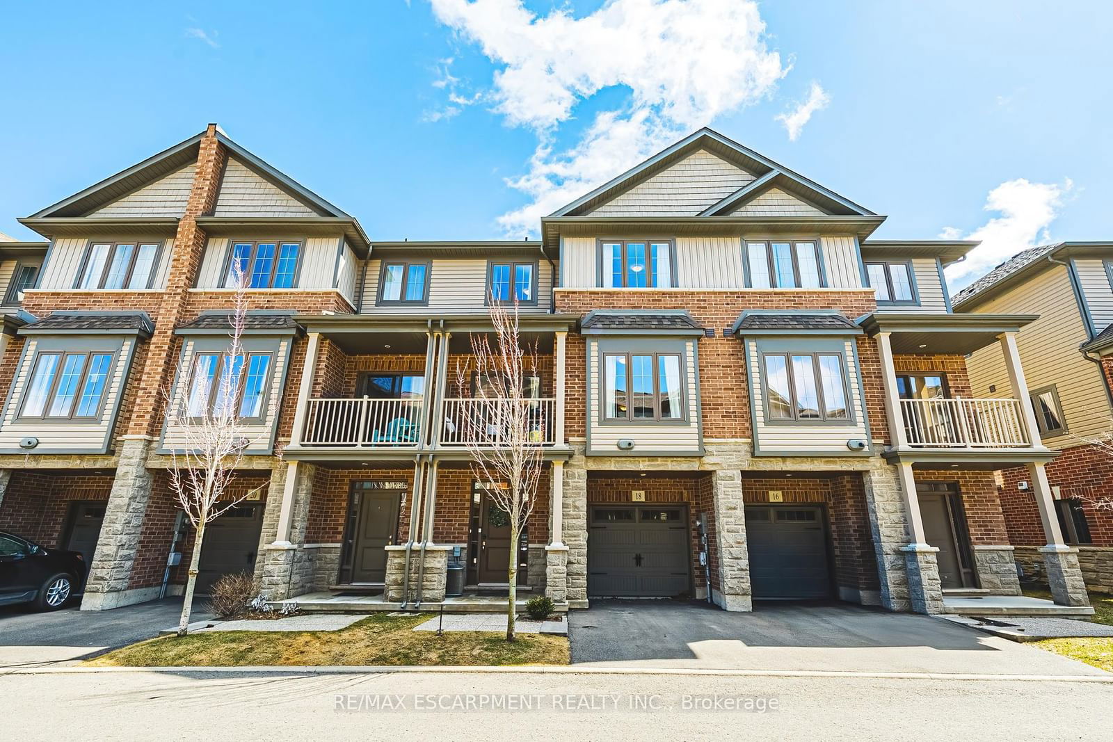 Townhouse sold at 18 Ridgeside Lane, Hamilton, Waterdown, L0R 1H0 - MLS: X12072010