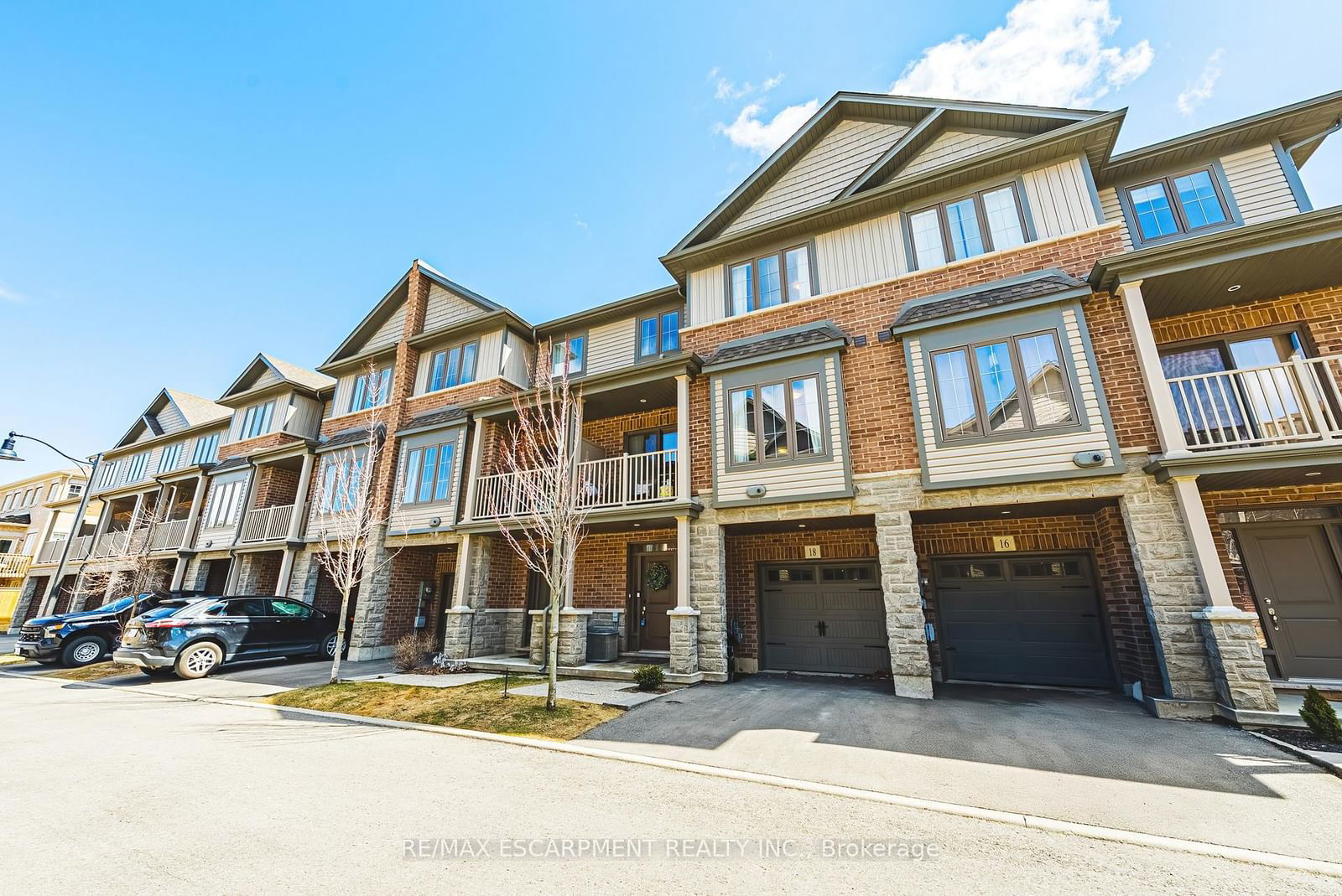 Townhouse sold at 18 Ridgeside Lane, Hamilton, Waterdown, L0R 1H0 - MLS: X12072010