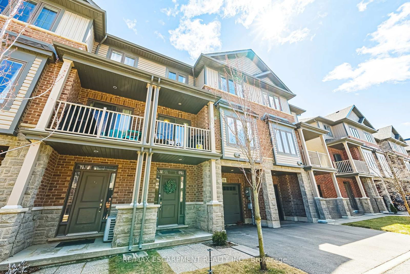 Townhouse sold at 18 Ridgeside Lane, Hamilton, Waterdown, L0R 1H0 - MLS: X12072010