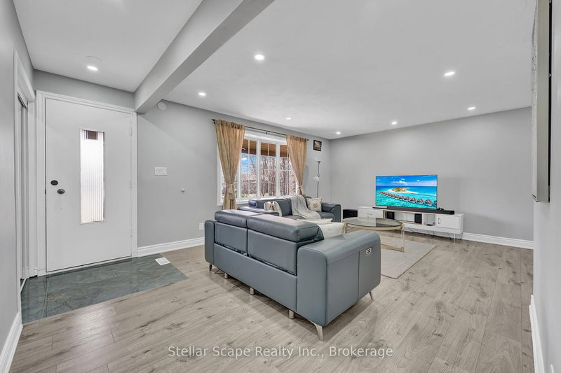 42 Tupper Cres, Kitchener, N2B 2X9 | Image 2