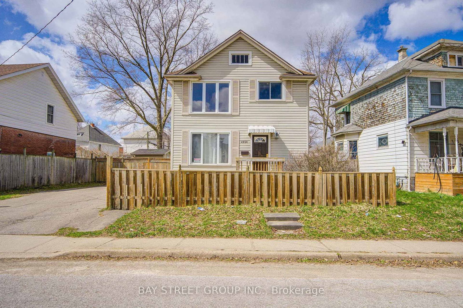 Detached House for sale at 4554 Ryerson Crescent, Niagara Falls, Downtown, L2E 1E2 - MLS: X12074837