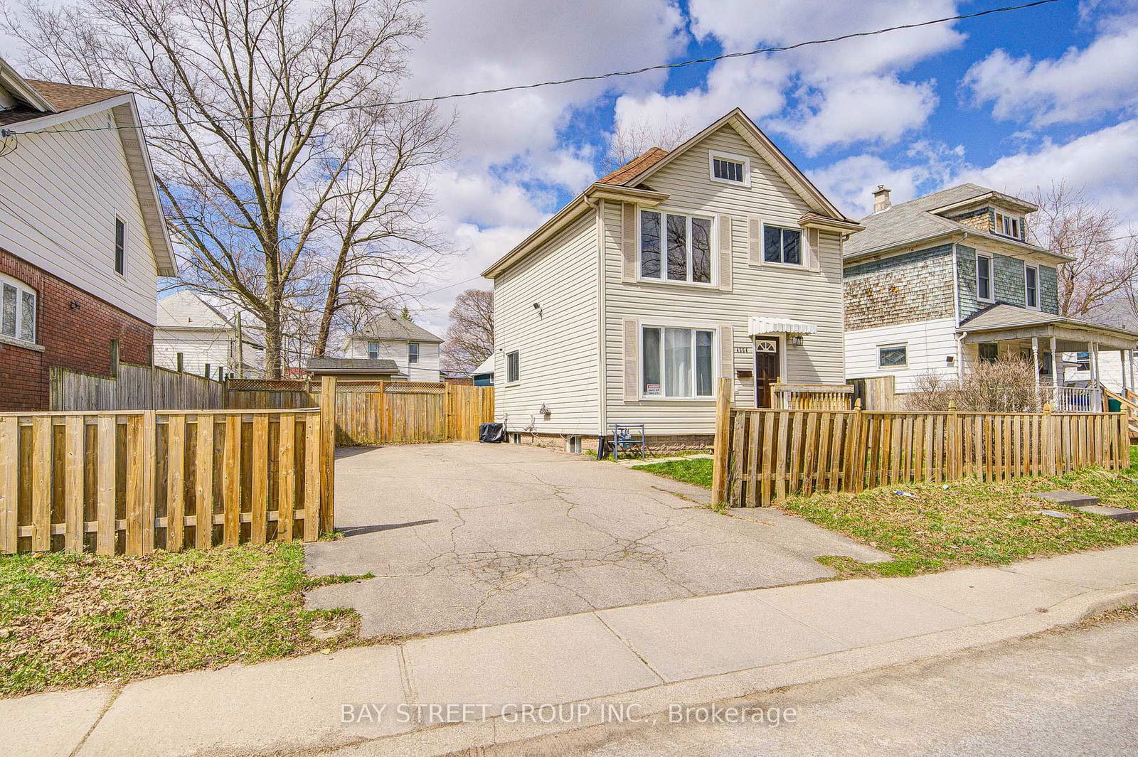 Detached House for sale at 4554 Ryerson Crescent, Niagara Falls, Downtown, L2E 1E2 - MLS: X12074837
