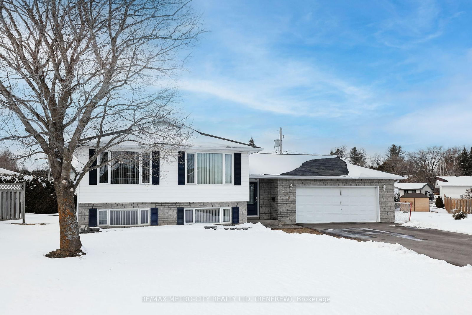 Detached House sold at 206 Vanier Crescent, Renfrew, Renfrew, K7V 4M9 - MLS: X12076134