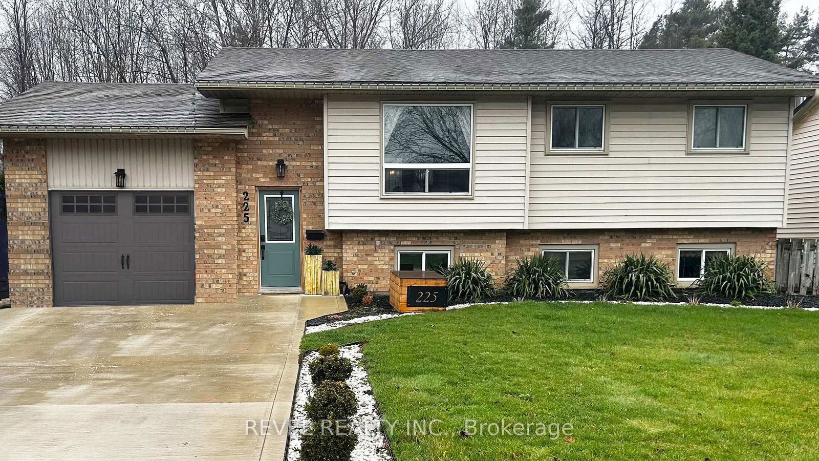 Detached House sold at 225 Munroe Street, West Elgin, West Lorne, N0L 2P0 - MLS: X12076700