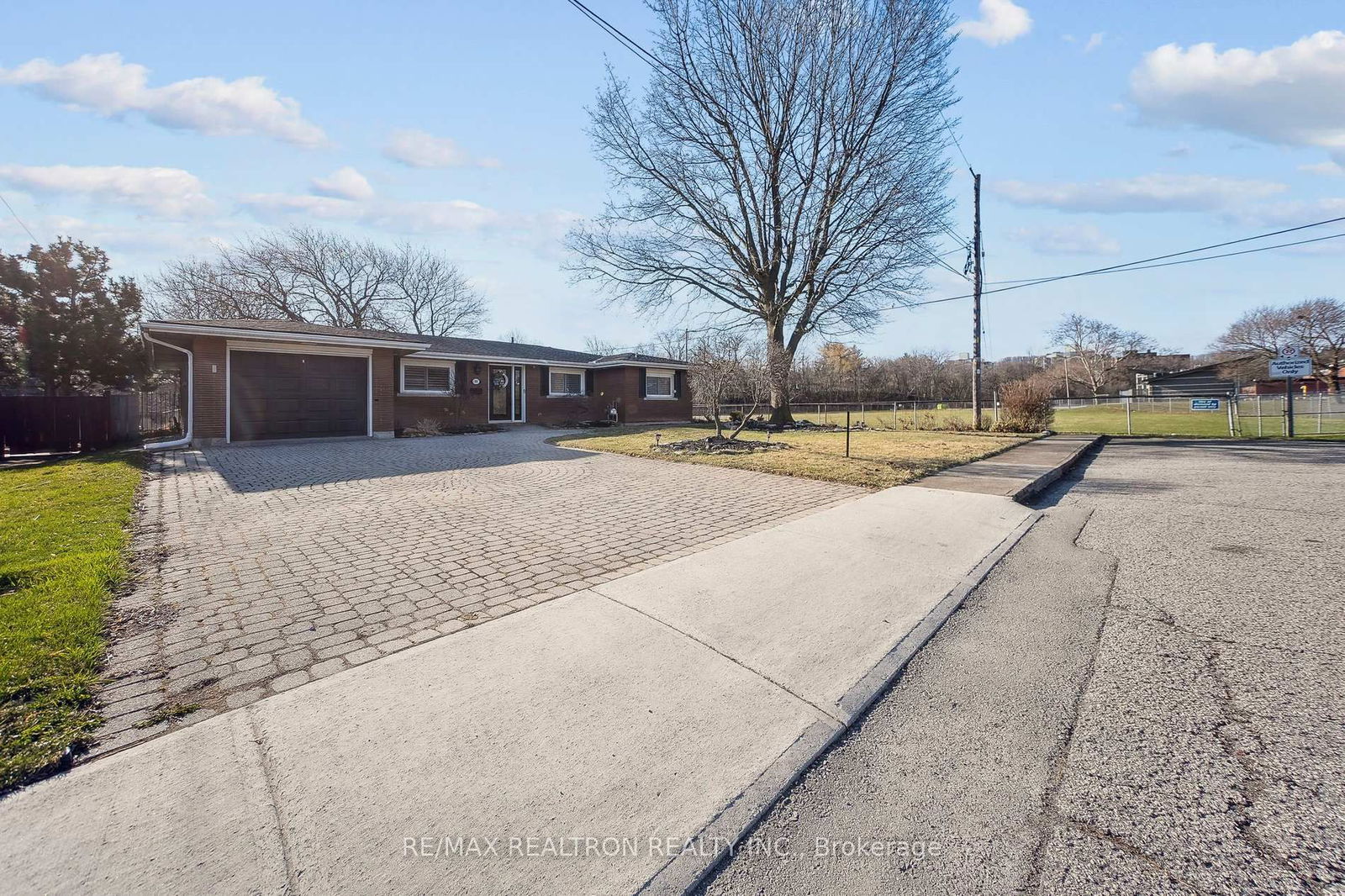 Detached House sold at 72 Valley Drive, Hamilton, Stoney Creek, L8G 2A5 - MLS: X12076807