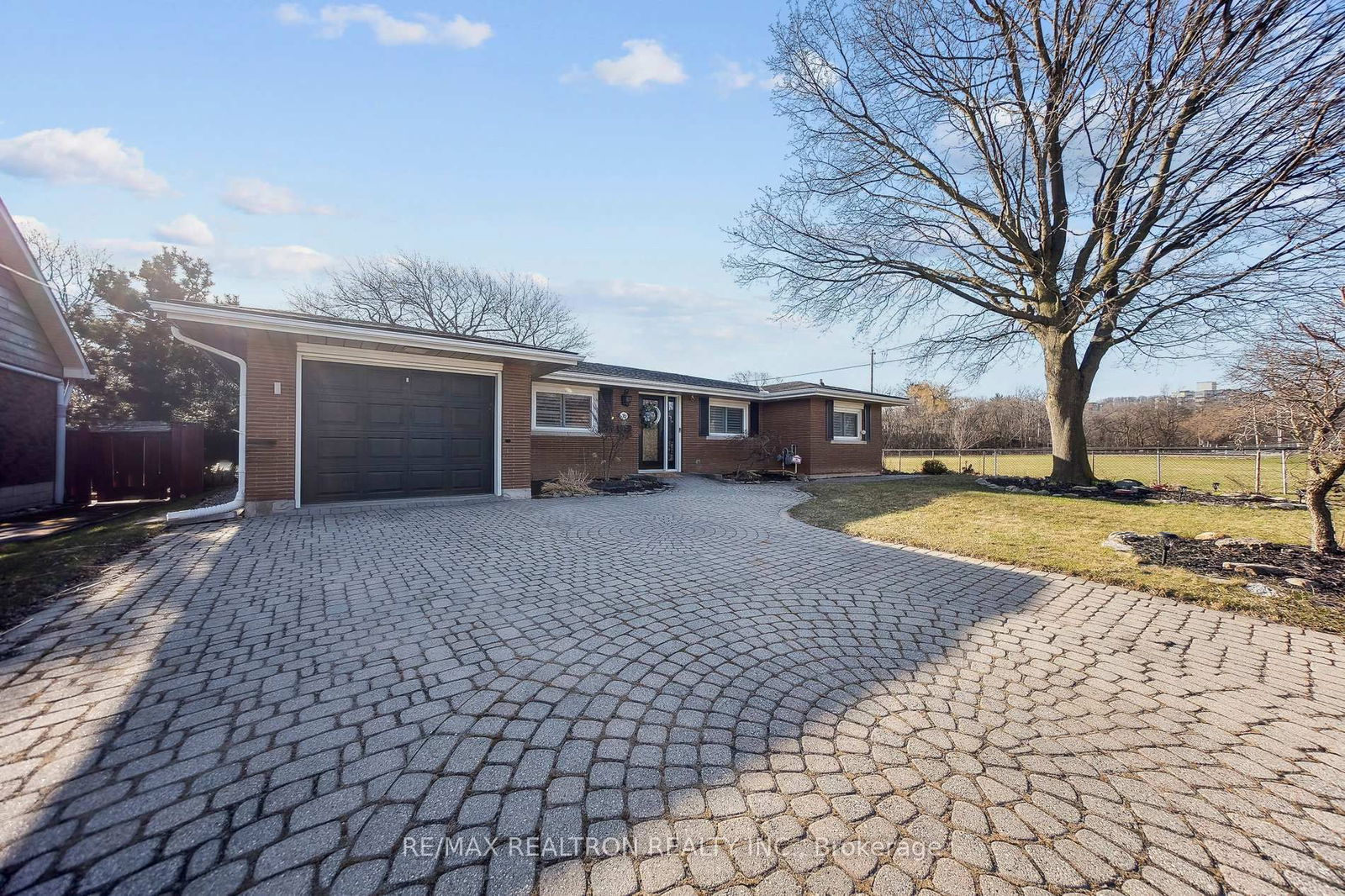 Detached House sold at 72 Valley Drive, Hamilton, Stoney Creek, L8G 2A5 - MLS: X12076807