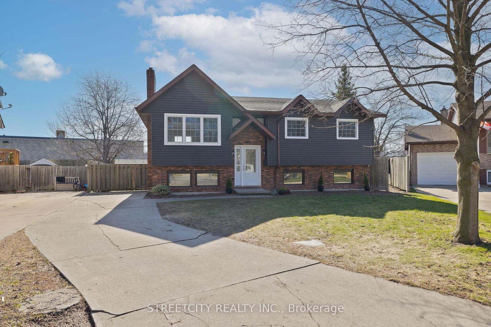 Detached House sold at 903 Westbury Court, Sarnia, Sarnia, N7T 7R4 - MLS: X12078534