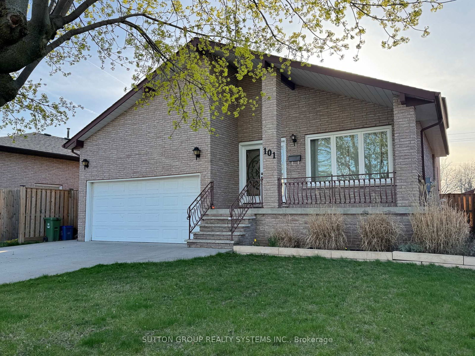 Detached House for sale at 101 Henley Drive, Hamilton, Stoney Creek, L8E 4M3 - MLS: X12078791