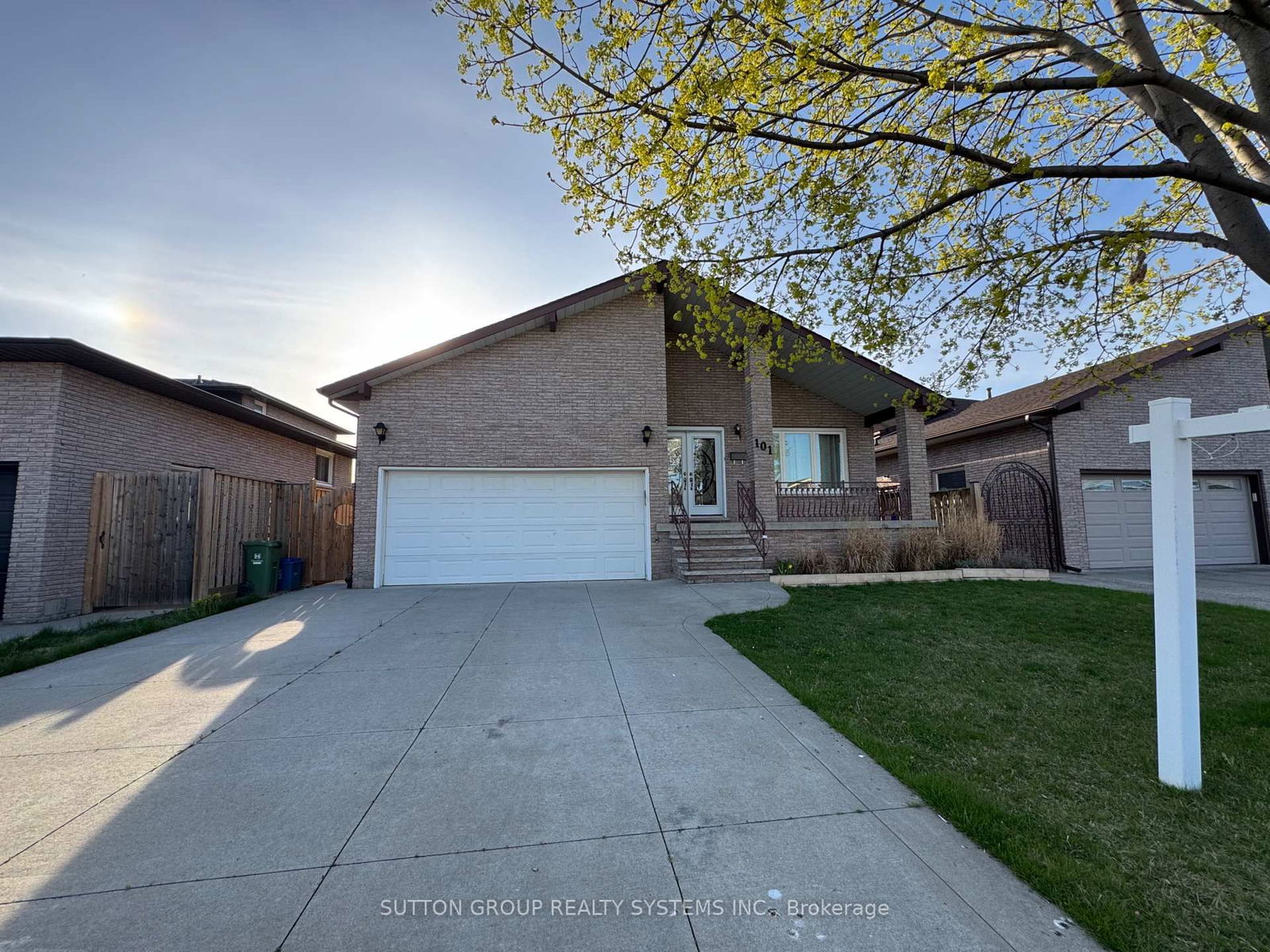 Detached House for sale at 101 Henley Drive, Hamilton, Stoney Creek, L8E 4M3 - MLS: X12078791