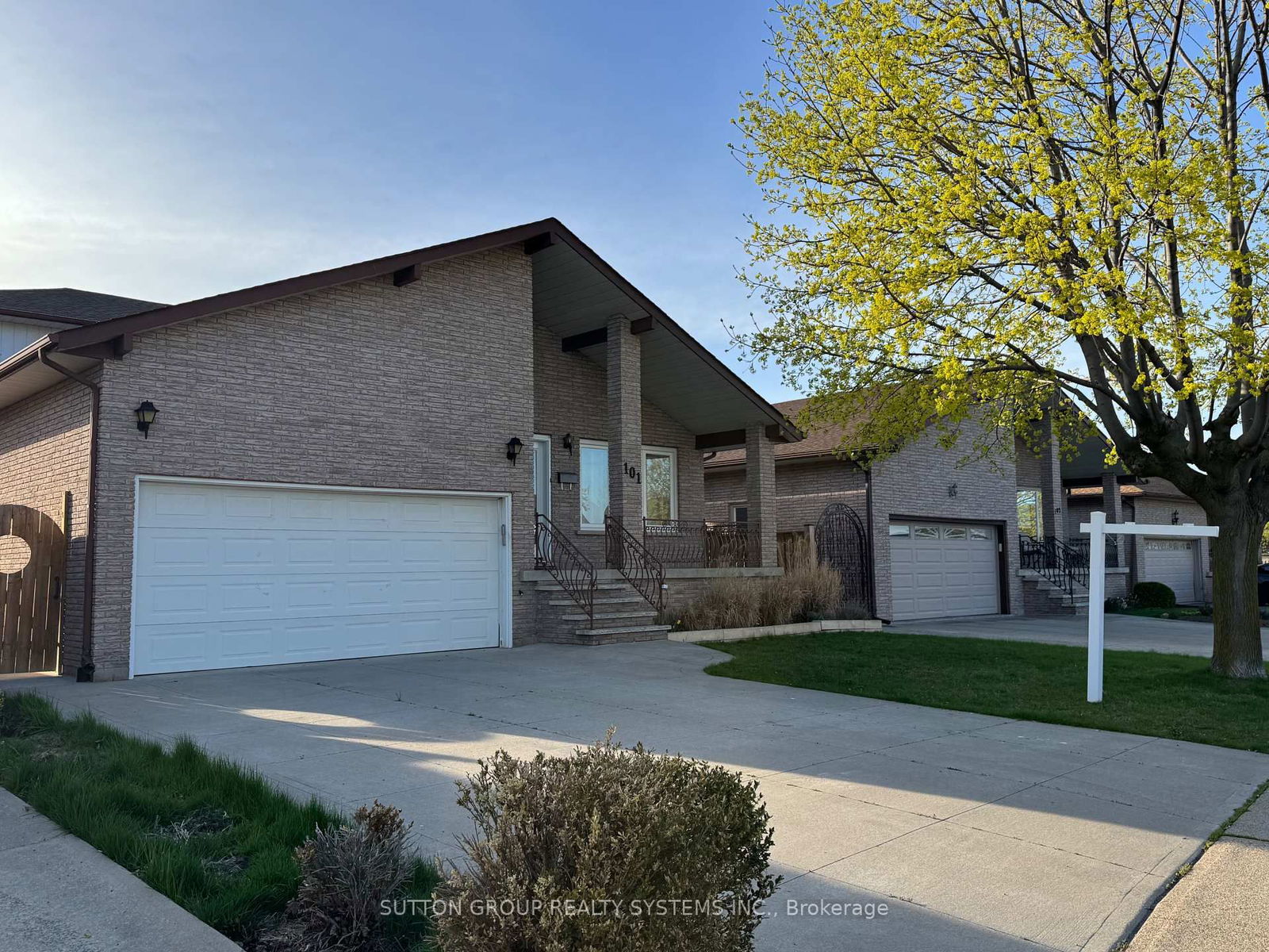 Detached House for sale at 101 Henley Drive, Hamilton, Stoney Creek, L8E 4M3 - MLS: X12078791