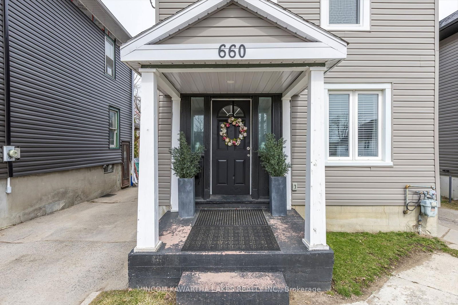 Detached House for sale at 660 Romaine Street, Peterborough Central, 3 South, K9J 2E4 - MLS: X12081396
