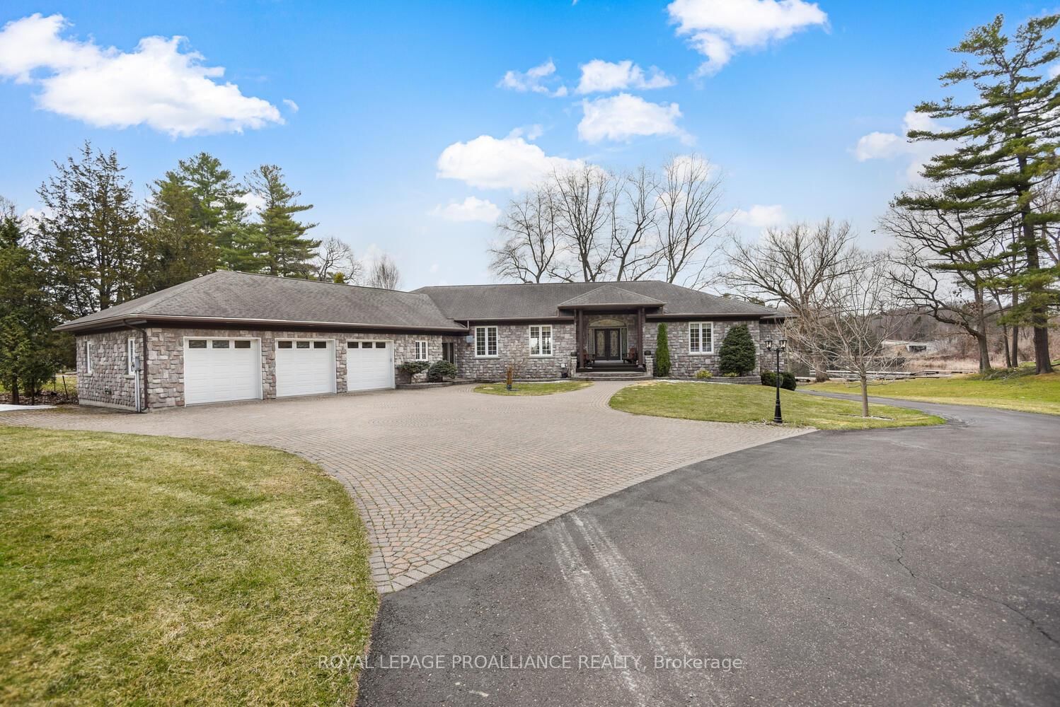 Detached House sold at 5 Moon Road, Front of Yonge, Front of Yonge Twp, K0E 1R0 - MLS: X12082298