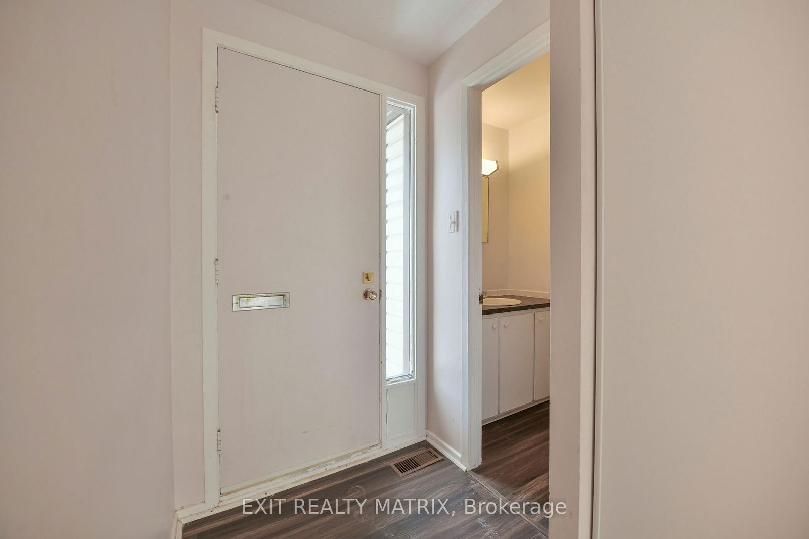 Townhouse sold at 10-7860 Jeanne D'arc Boulevard, Ottawa, Convent Glen North, K1C 2E9 - MLS: X12082584