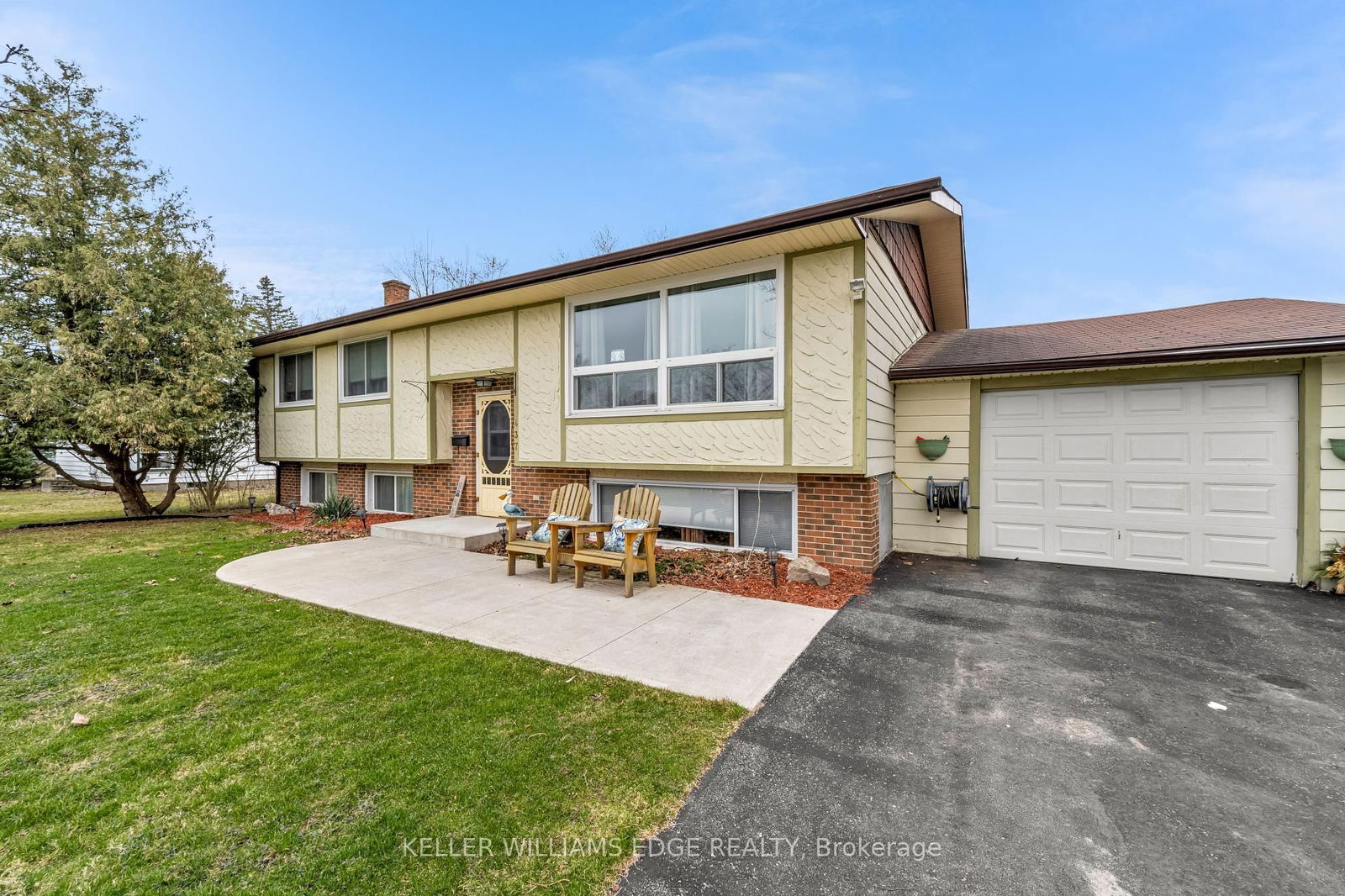 Detached House sold at 437 Lakeview Road, Fort Erie, Crescent Park, L2A 4W2 - MLS: X12082902