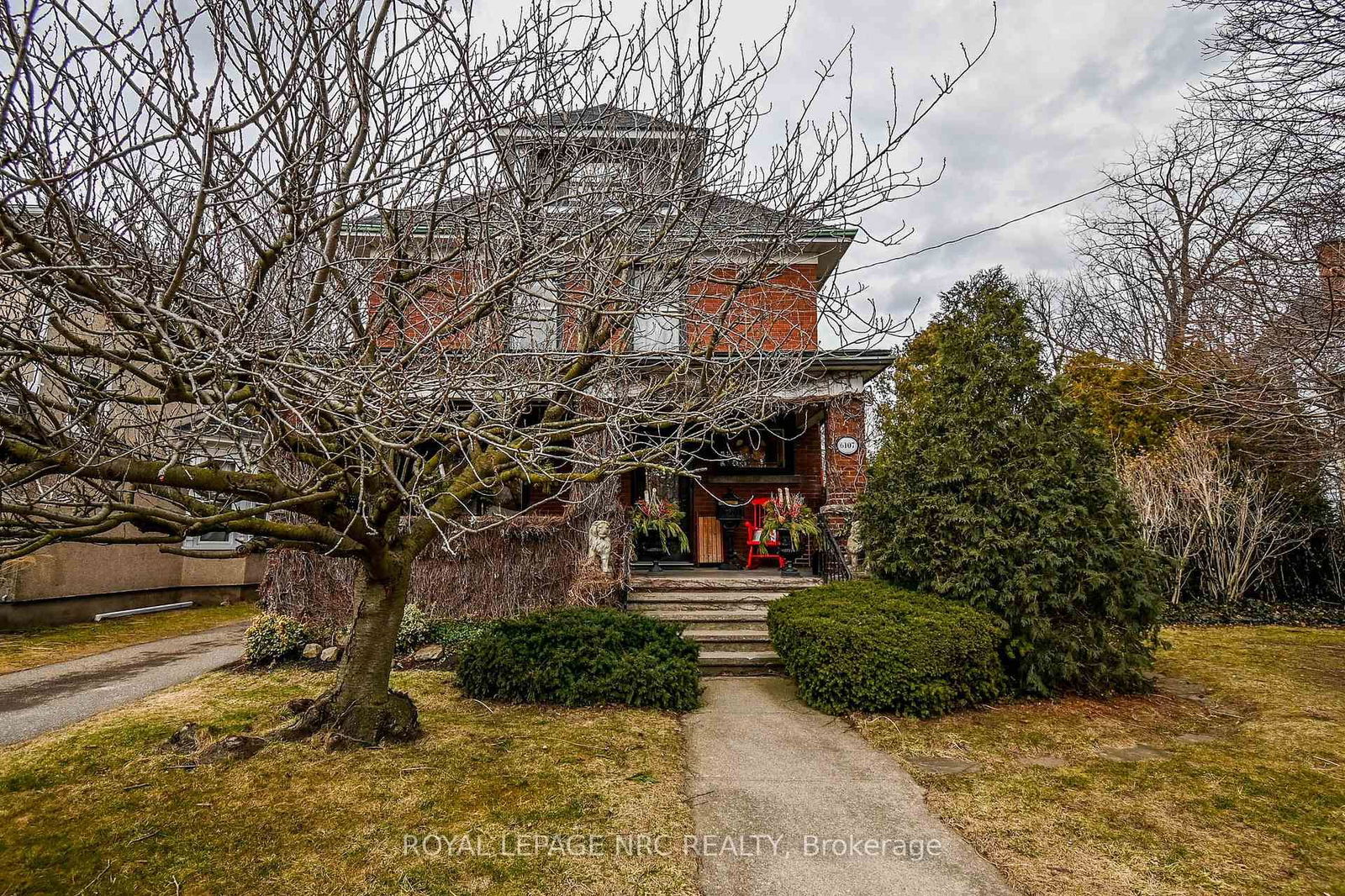 Detached House for sale at 6107 Barker Street, Niagara Falls, Dorchester, L2G 1Y5 - MLS: X12083240
