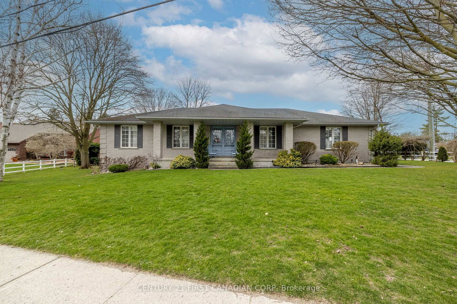 Detached House for sale at 196 Hull Road, Strathroy-Caradoc, NE, N7G 3P2 - MLS: X12083263