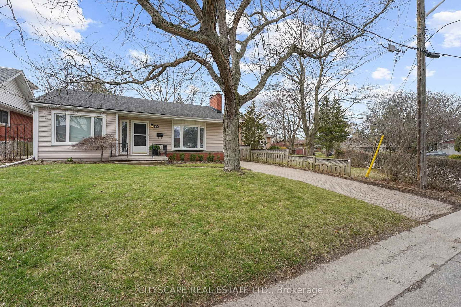 Detached House for sale at 17 Rita Street, Hamilton, Dundas, L9H 4S1 - MLS: X12085086