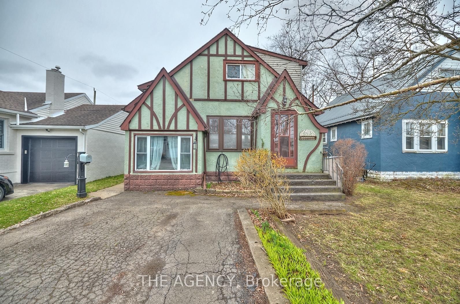 Detached House for sale at 9 Wade Street, Welland, Broadway, L3C 5H3 - MLS: X12087608