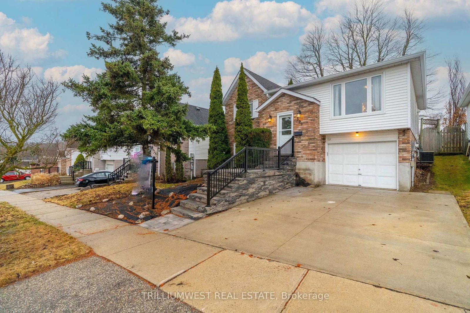 Detached House for sale at 339 Misty Crescent, Kitchener, N2B 3V5 - MLS: X12087698