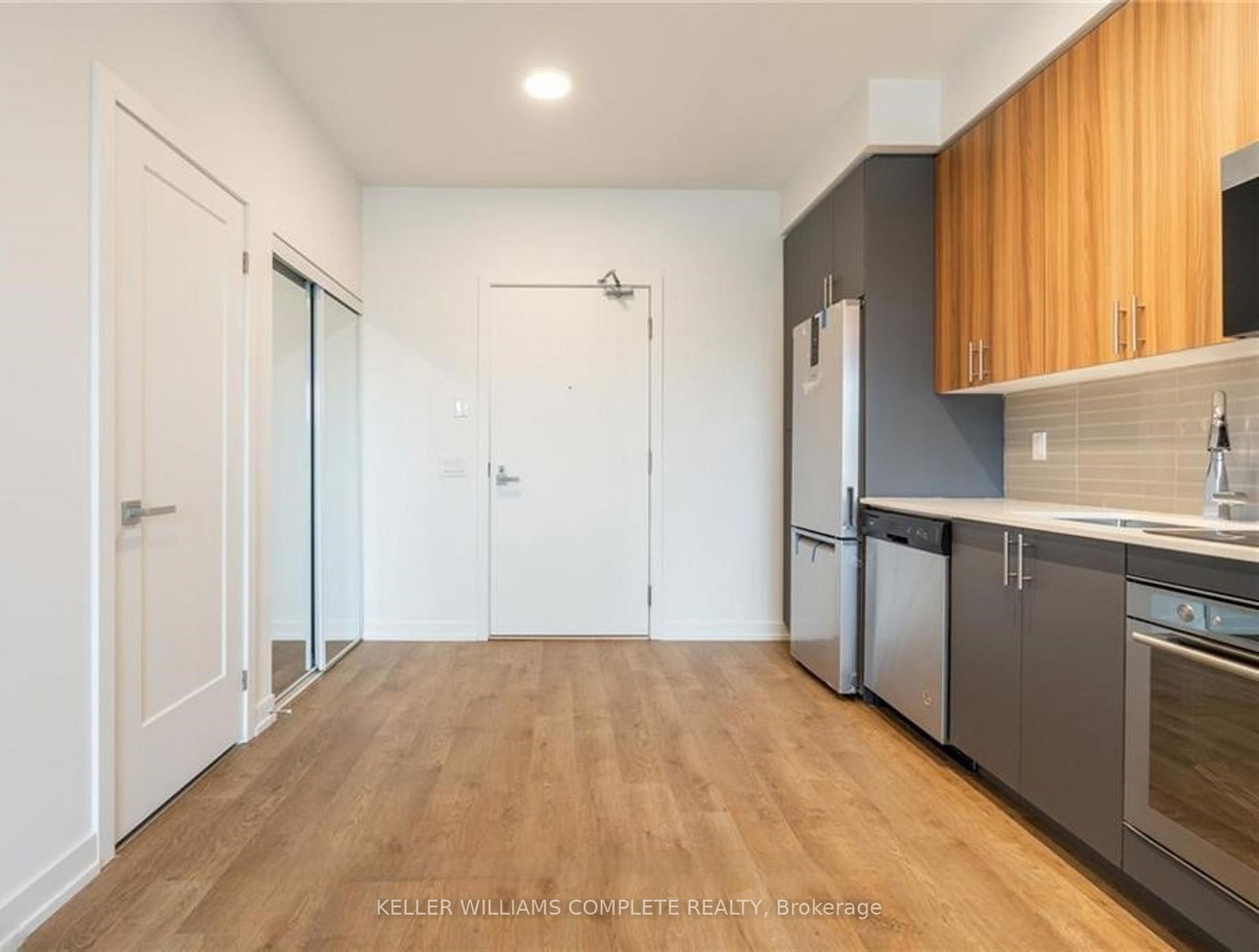 Condo sold at 301-415 Main Street, Hamilton, Strathcona, L8P 1K5 - MLS: X12088163