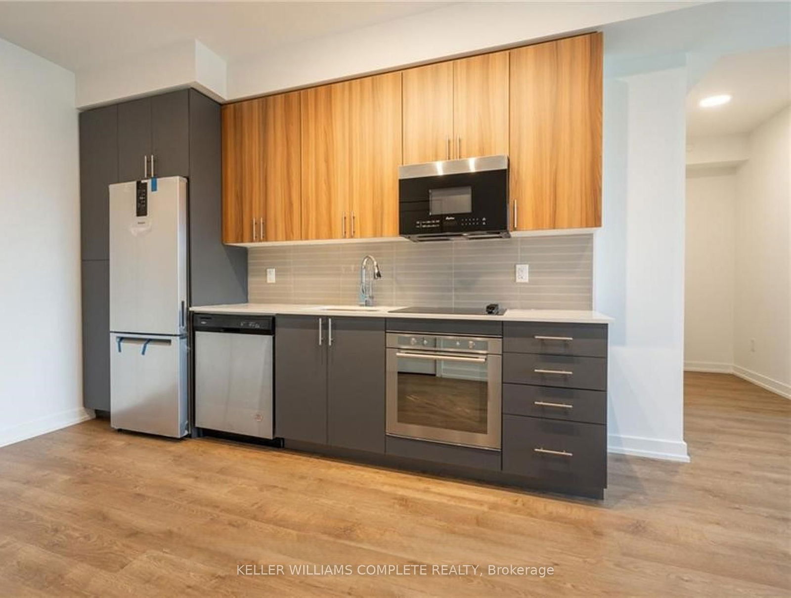 Condo sold at 301-415 Main Street, Hamilton, Strathcona, L8P 1K5 - MLS: X12088163