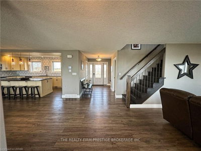 18574 ERIE SHORE Dr, Chatham-Kent - Blenheim image-0-3