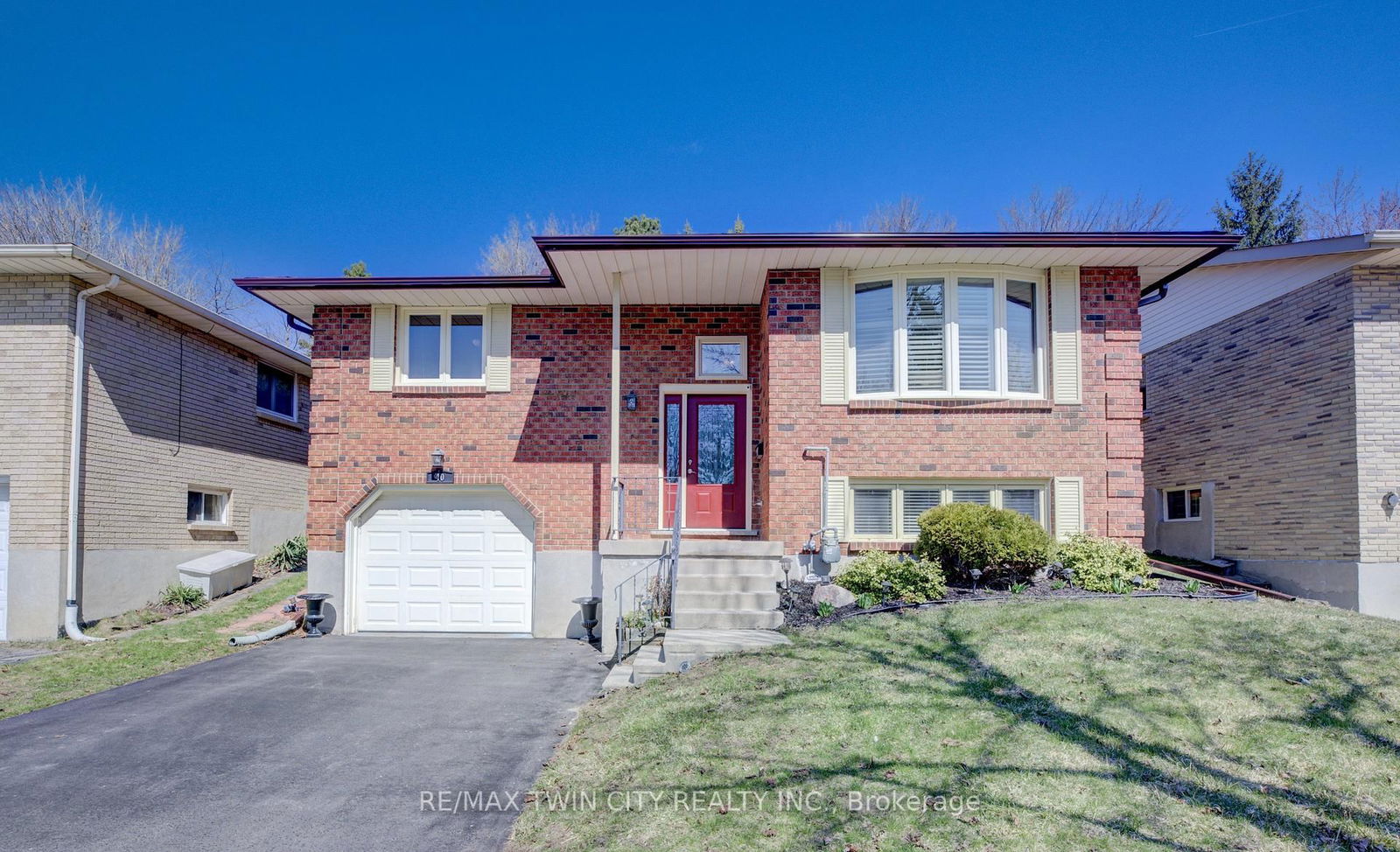 Detached House sold at 40 Sabrina Crescent, Kitchener, N2P 1Y6 - MLS: X12089289