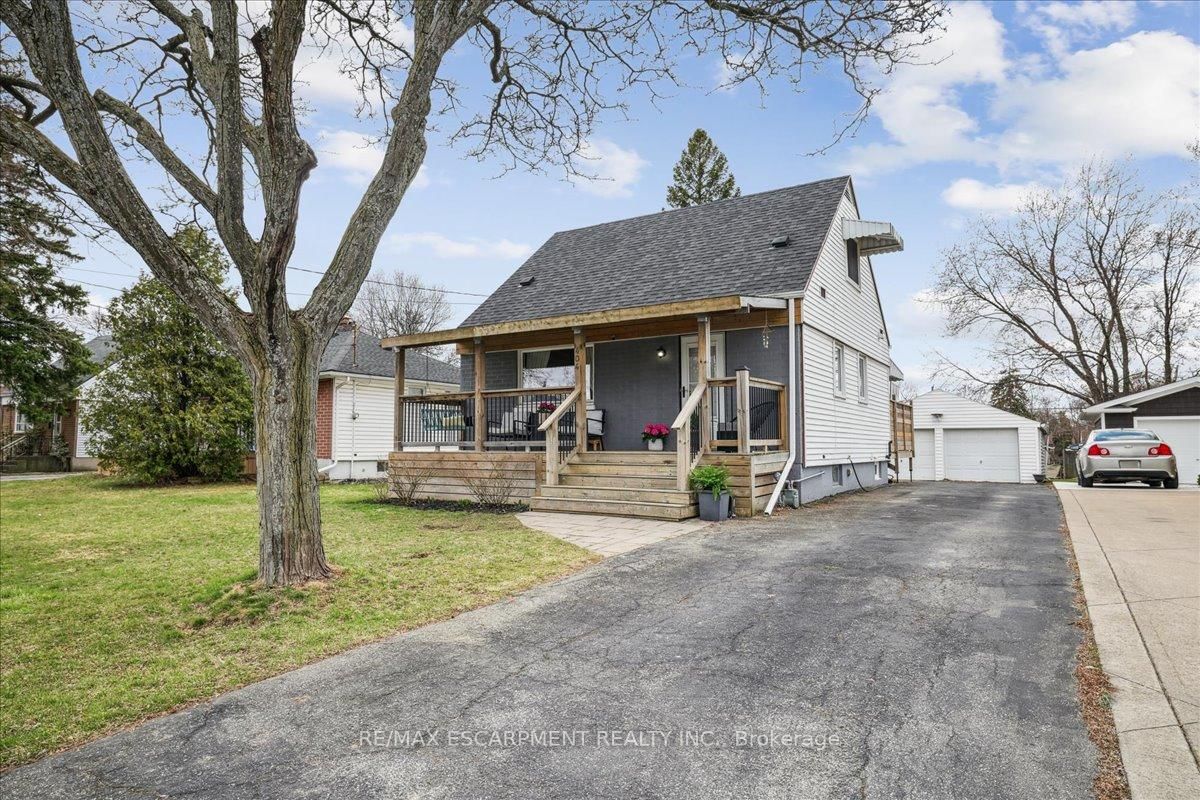 Detached House for sale at 404 East 38th Street, Hamilton, Macassa, L8V 4G6 - MLS: X12089722