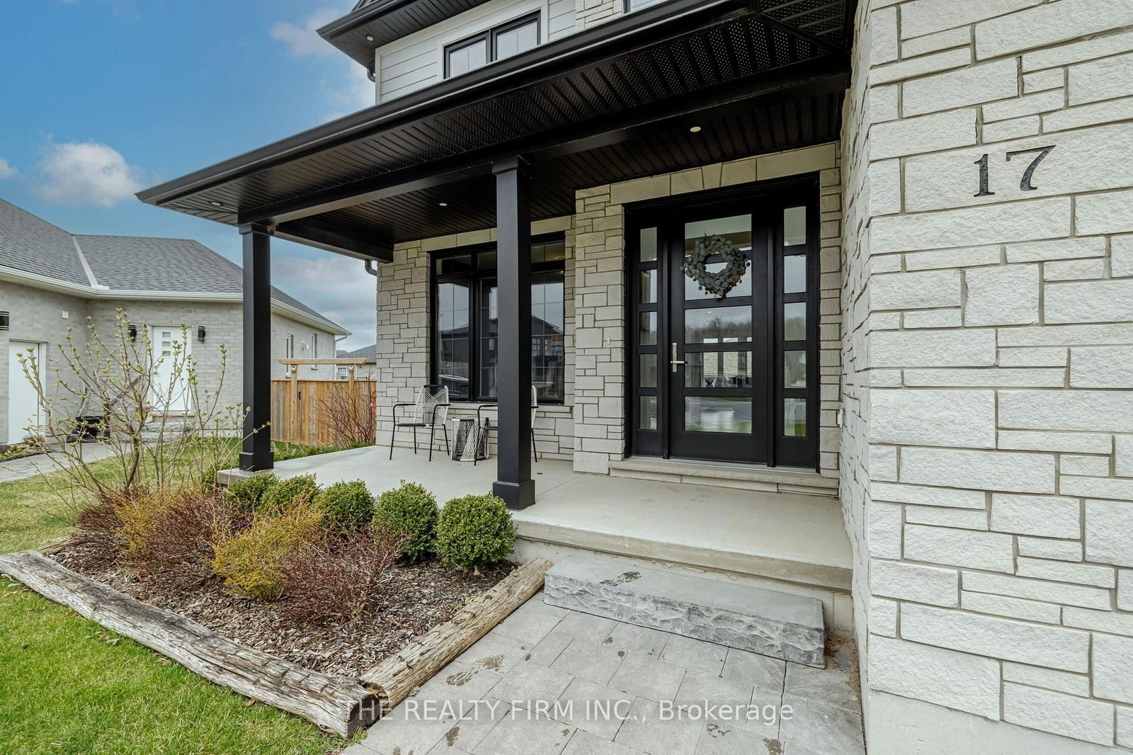 Detached House sold at 17 Oscar Davis Court, Strathroy-Caradoc, NE, N7G 0G3 - MLS: X12089956