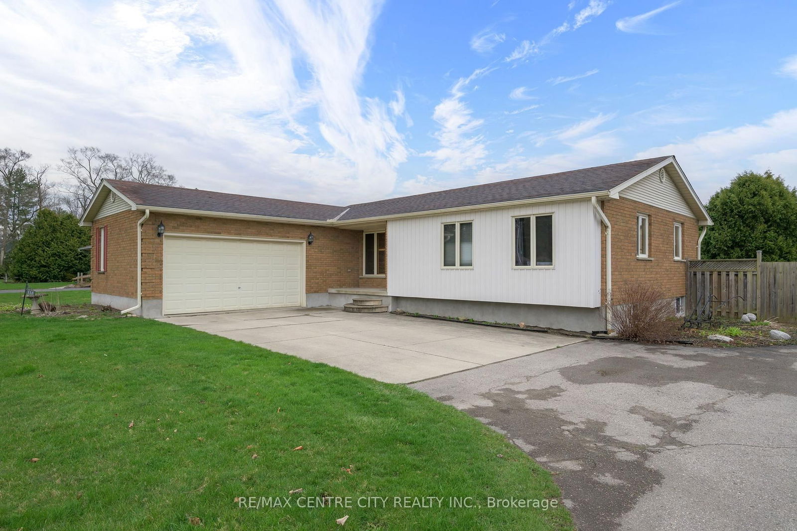 Detached House for sale at 116 Huron Avenue, Middlesex Centre, Komoka, N0L 1R0 - MLS: X12090023