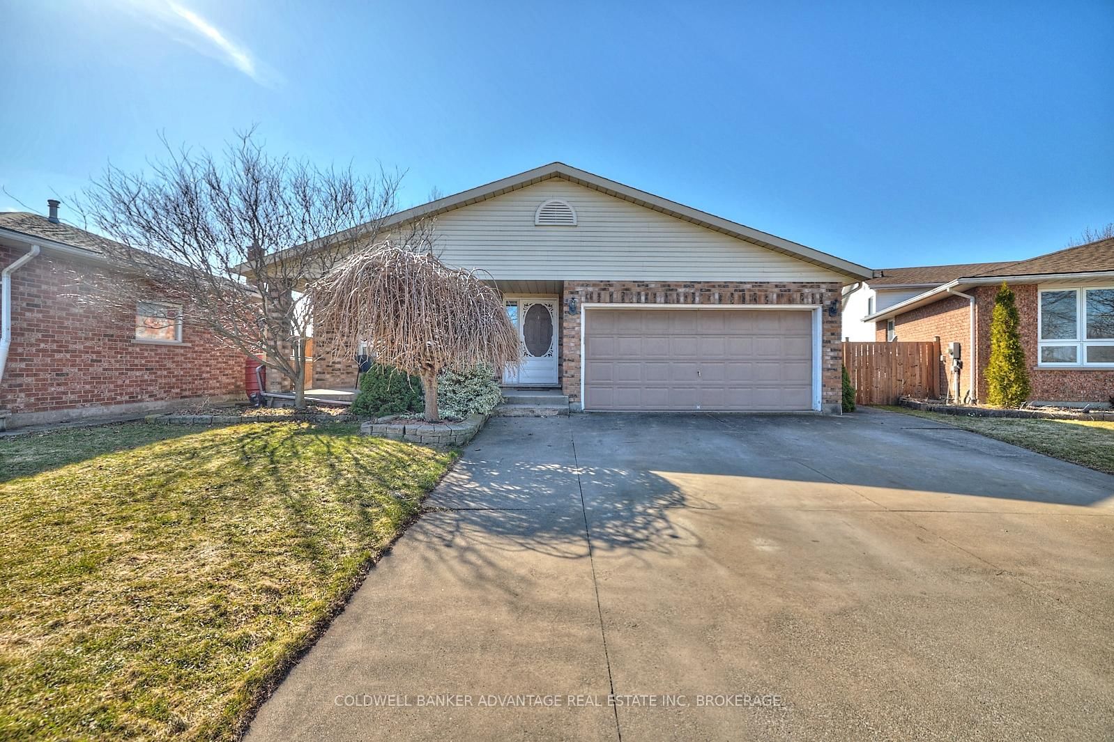 Detached House sold at 7763 Parkview Crescent, Niagara Falls, Ascot, L2H 2Z5 - MLS: X12093114