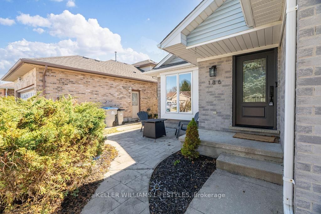 Detached House for sale at 186 Parkview Drive, Strathroy-Caradoc, SE, N7G 4E9 - MLS: X12093562
