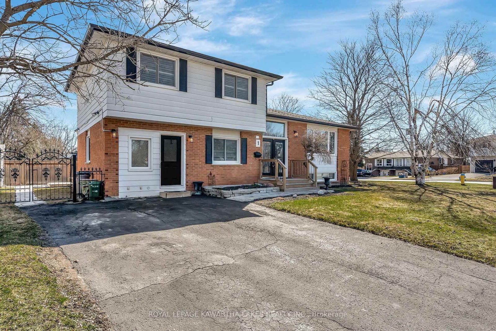 Detached House for sale at 1 Elaine Drive, Kawartha Lakes, Lindsay, K9V 4W5 - MLS: X12093973