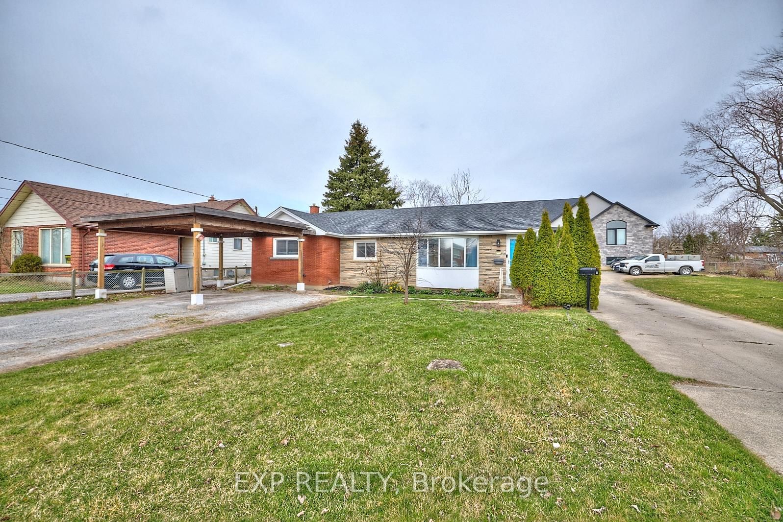 Detached House for sale at 42 Louth Street, St. Catharines, Western Hill, L2S 2T4 - MLS: X12095252