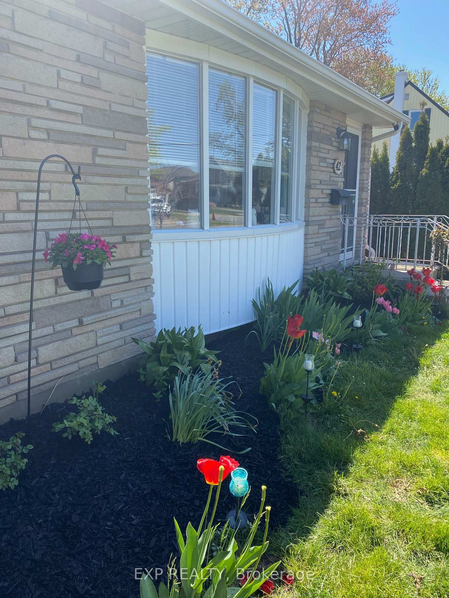 Detached House for sale at 42 Louth Street, St. Catharines, Western Hill, L2S 2T4 - MLS: X12095252