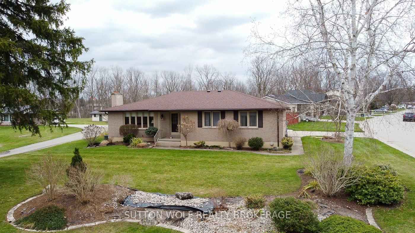 Detached House for sale at 115 Hull Road, Strathroy-Caradoc, NE, N7G 2B7 - MLS: X12095784
