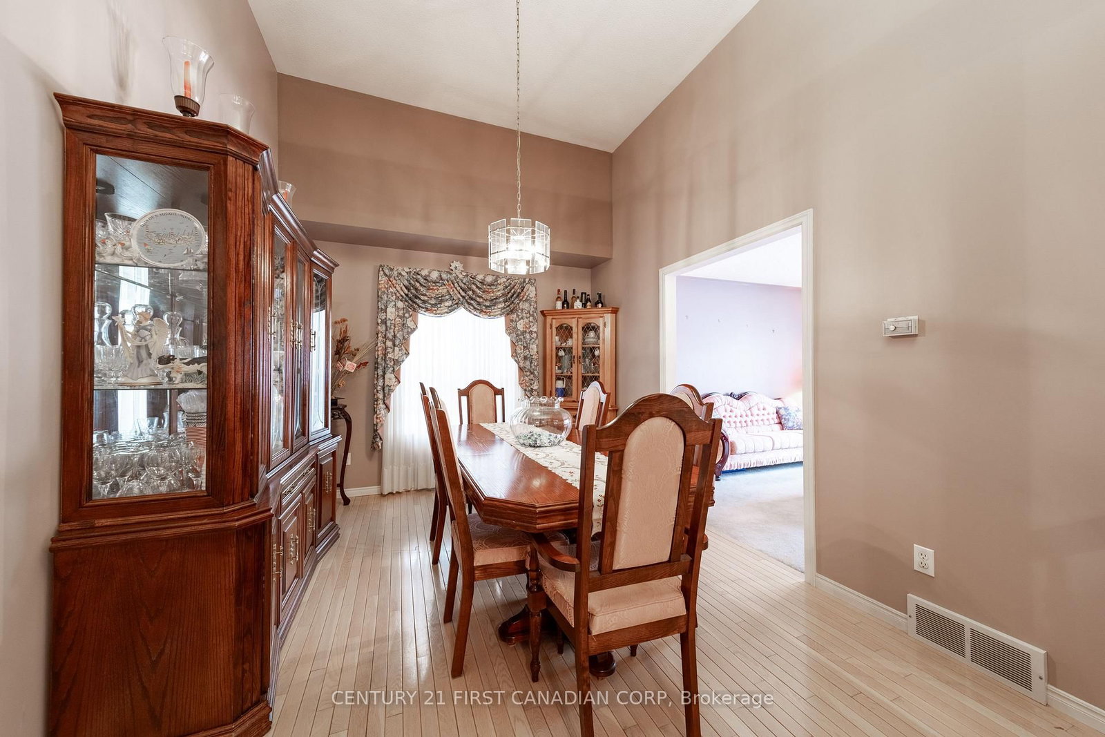 Listing Image 6