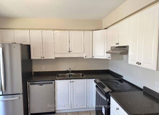 32 - 355 SANDRINGHAM Crescent