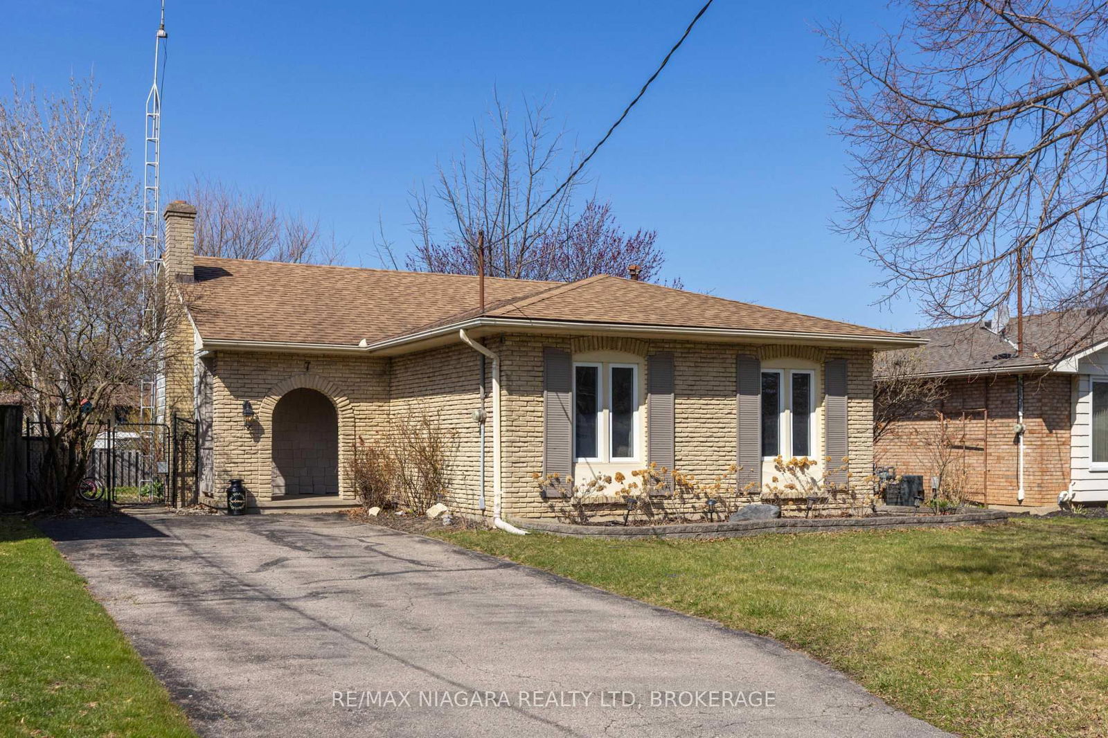 Detached House for sale at 7 Ameer Drive, St. Catharines, Lakeshore, L2N 3S9 - MLS: X12096559