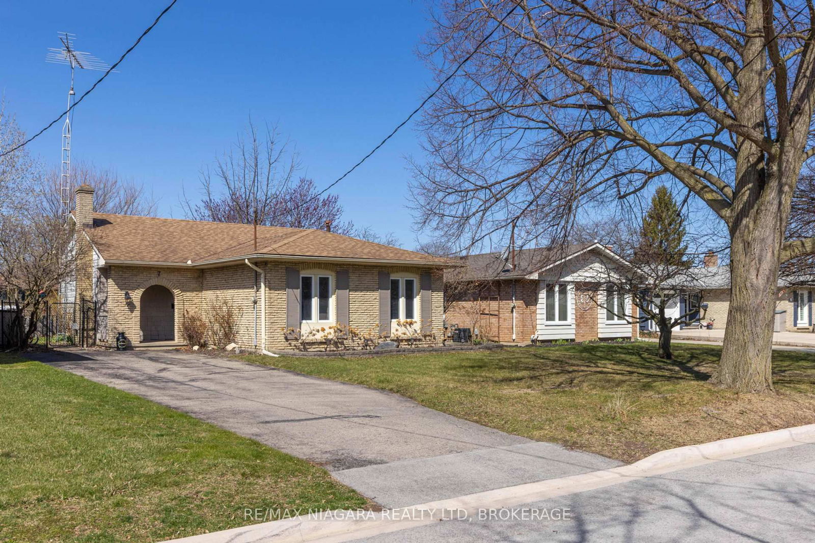 Detached House for sale at 7 Ameer Drive, St. Catharines, Lakeshore, L2N 3S9 - MLS: X12096559