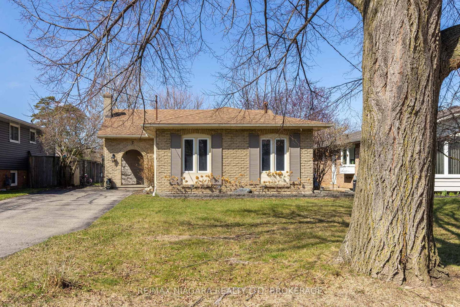 Detached House for sale at 7 Ameer Drive, St. Catharines, Lakeshore, L2N 3S9 - MLS: X12096559